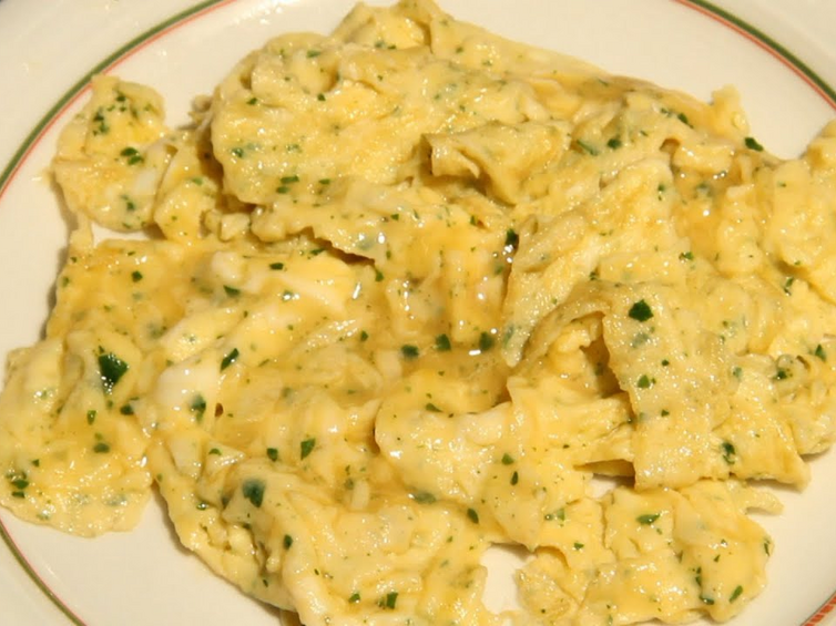 Rührei mit Kräutern - Rezept (Einfach kochen)