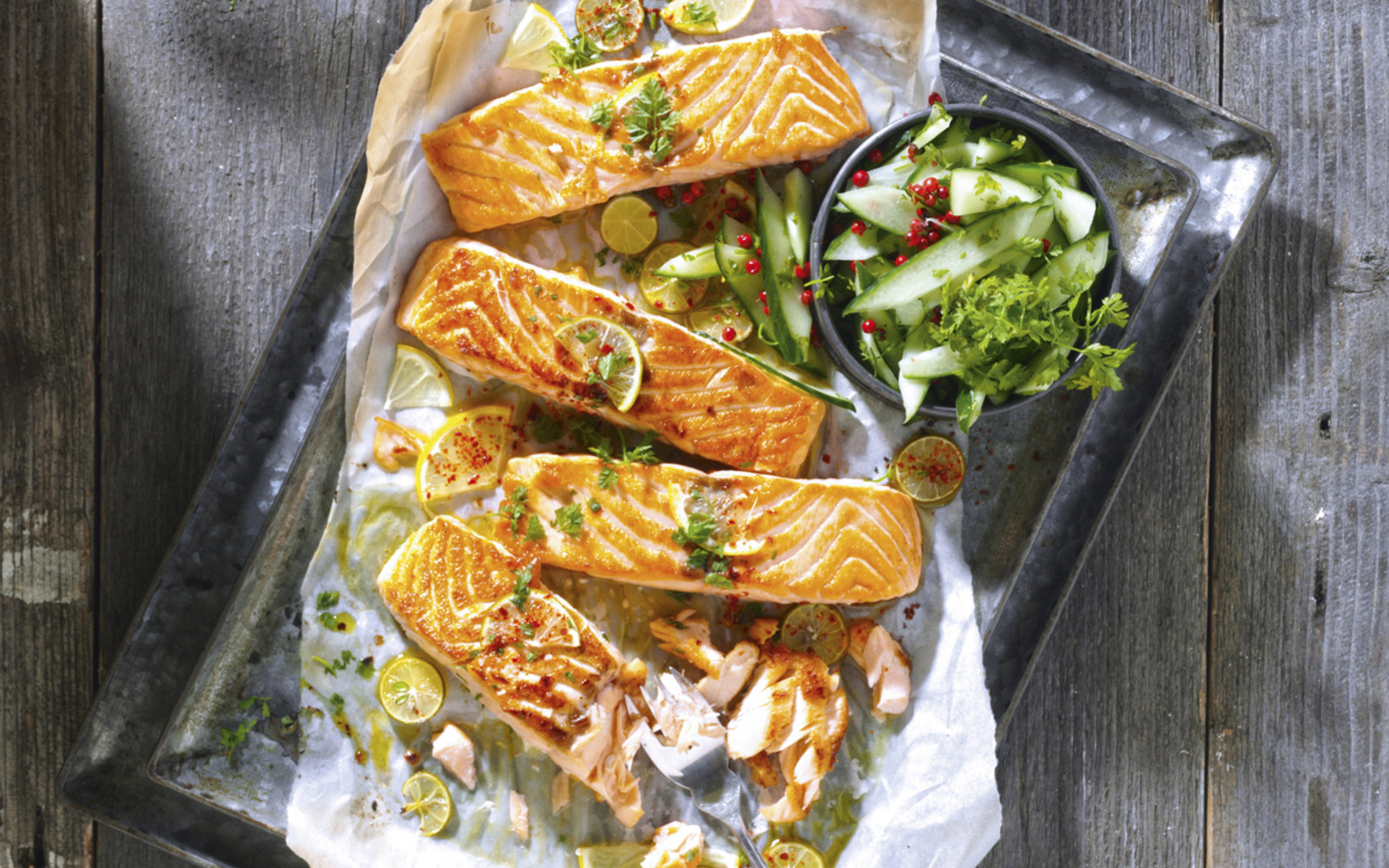 Gebackener Lachs mit Gurkensalat