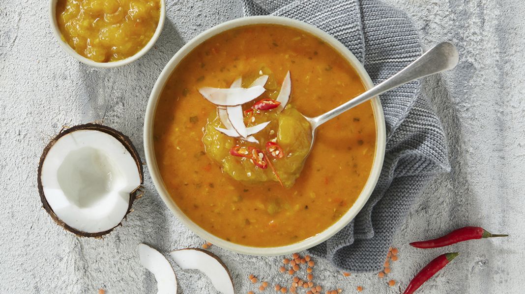 Rote Linsen-Kokos-Suppe mit Mango Chutney