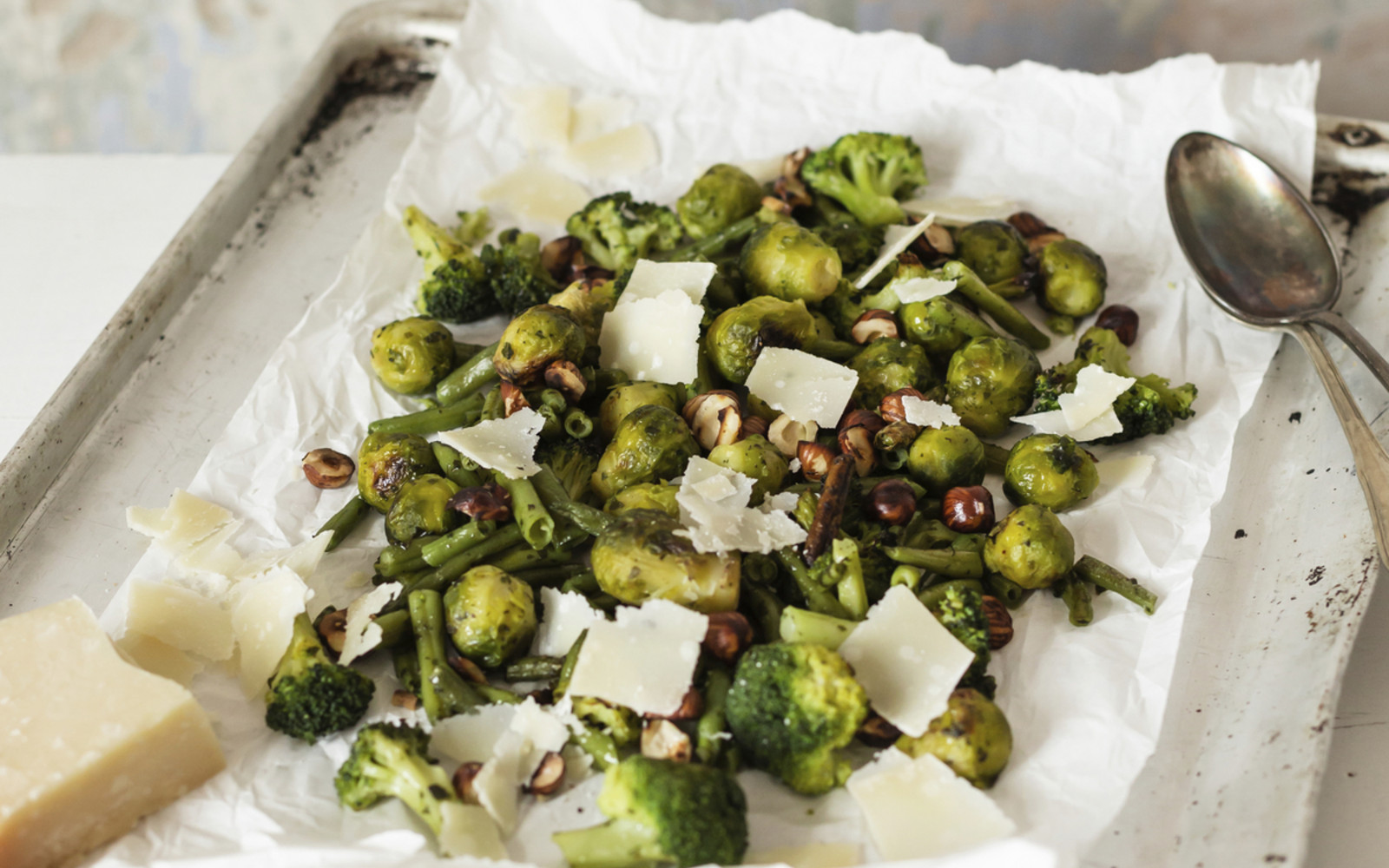 Grünes Ofengemüse mit Parmesan-Haselnussspänen