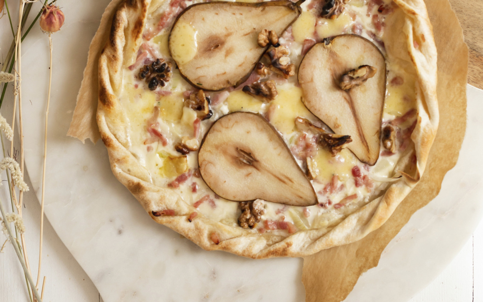 Elsässer Flammkuchen Birne-Munster-Walnuss