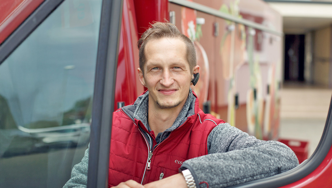 Eismann Heine vor seinem LKW