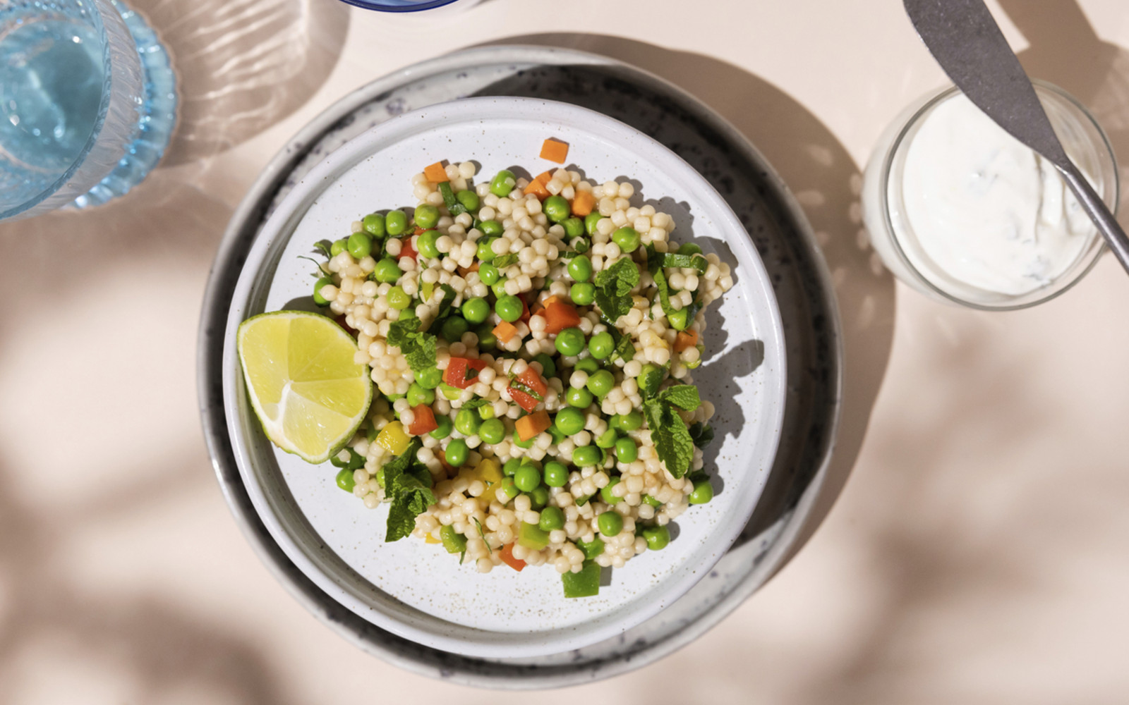 Perlcouscous-Salat mit Erbsen und Minzjoghurt (von Johann Lafer)