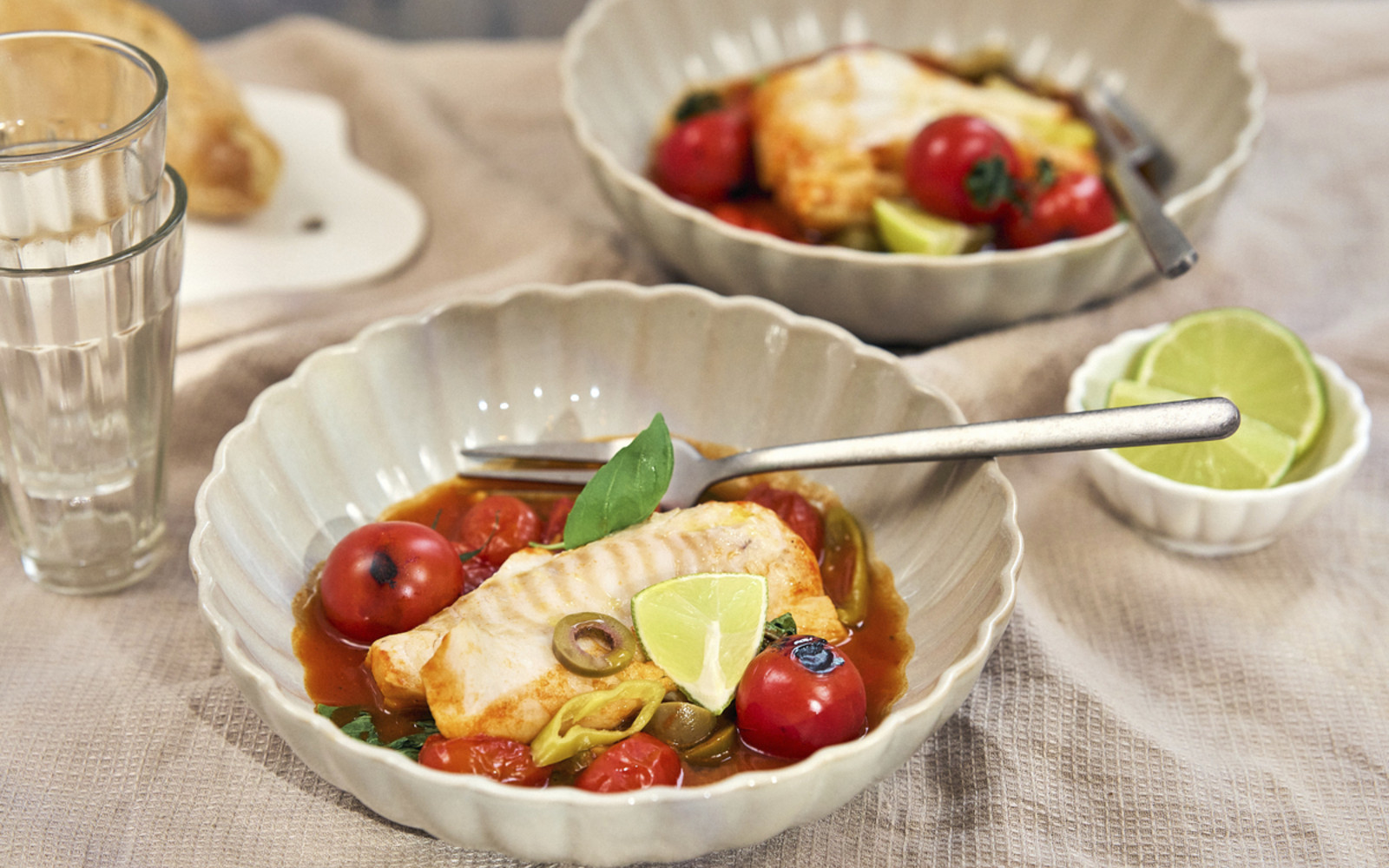 Sanft pochierter Kabeljau in würziger Rösttomatensauce