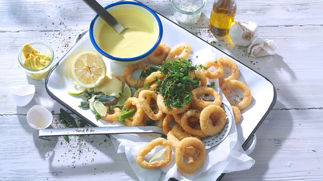 Frittierte Kräuter Calamares mit Aioli Dipp