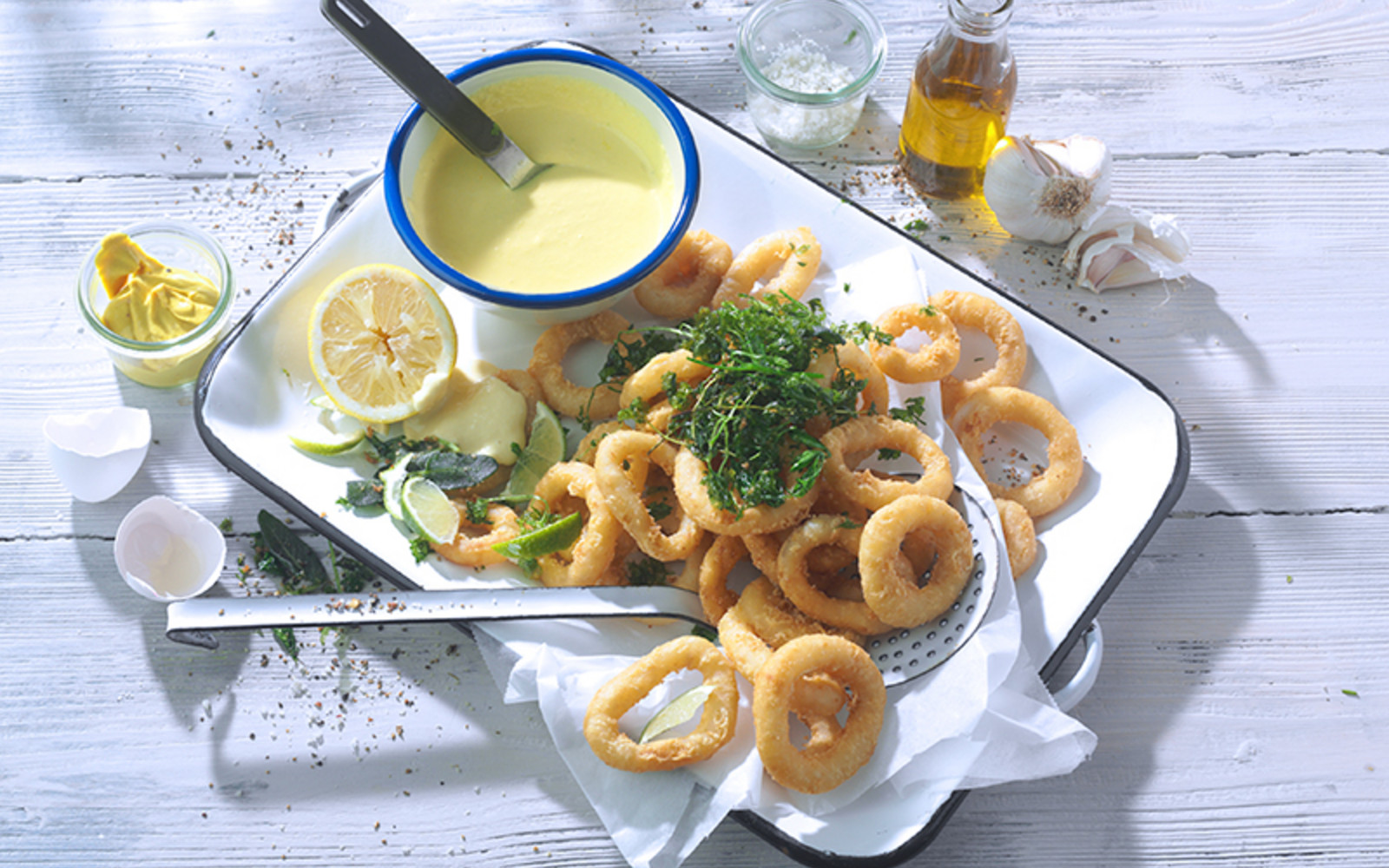 Frittierte Kräuter Calamares mit Aioli Dip