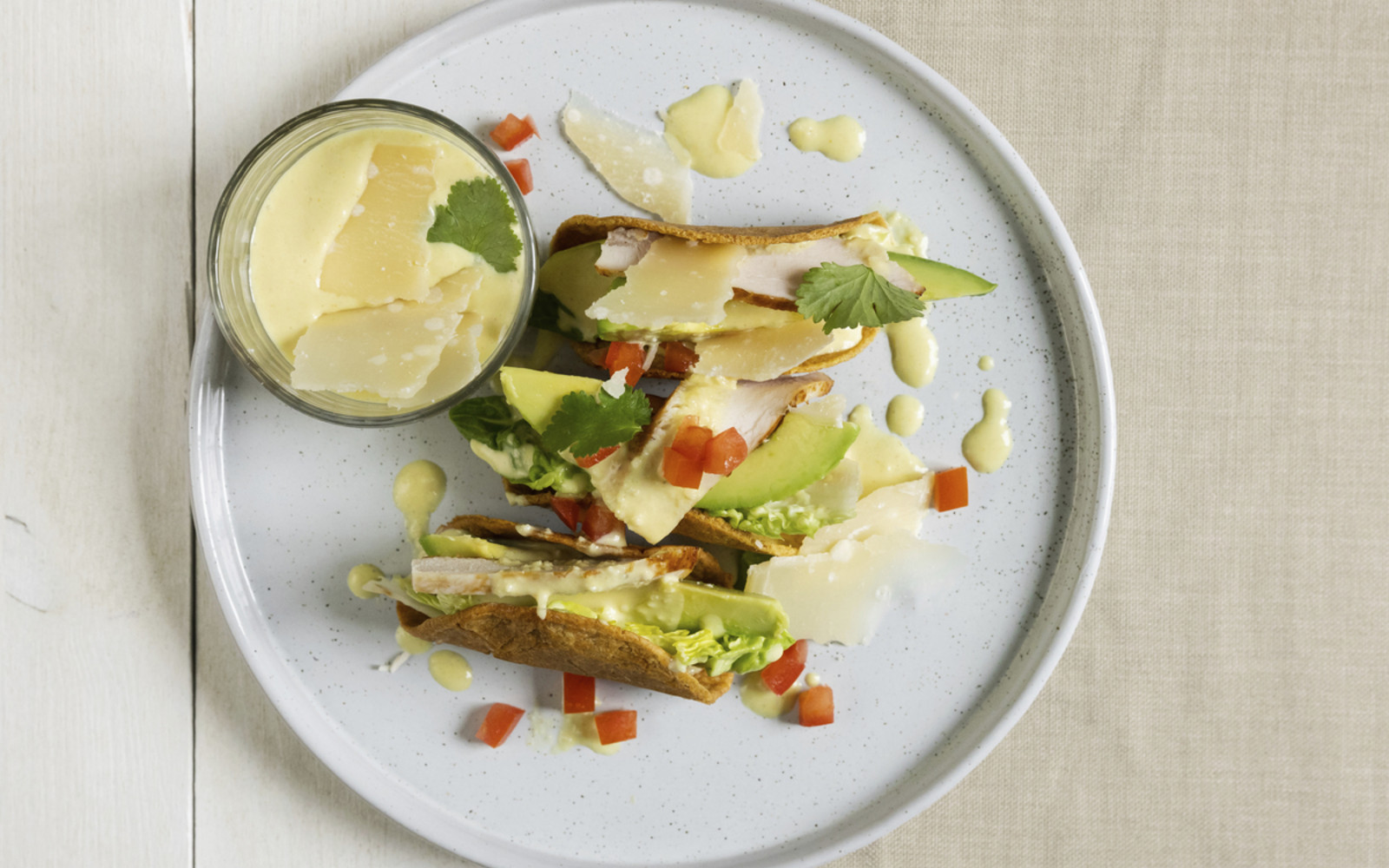 Tacos mit Avocado, knackigem Romanasalat, Parmesandressing und Hähnchenbrust (von Johann Lafer)