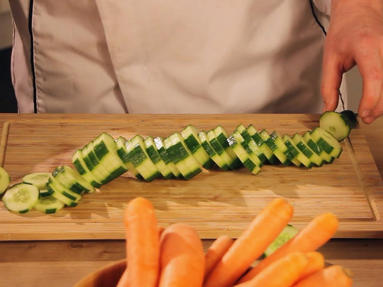 Gurken schälen und schneiden (Einfach kochen)