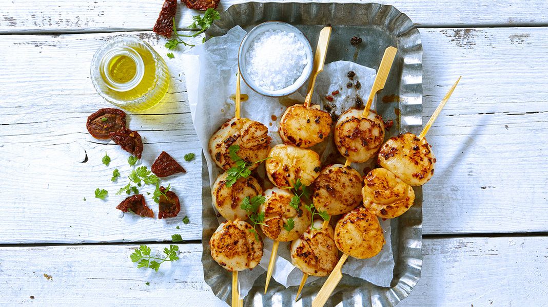 Gegrillte Jakobsmuscheln am Spieß