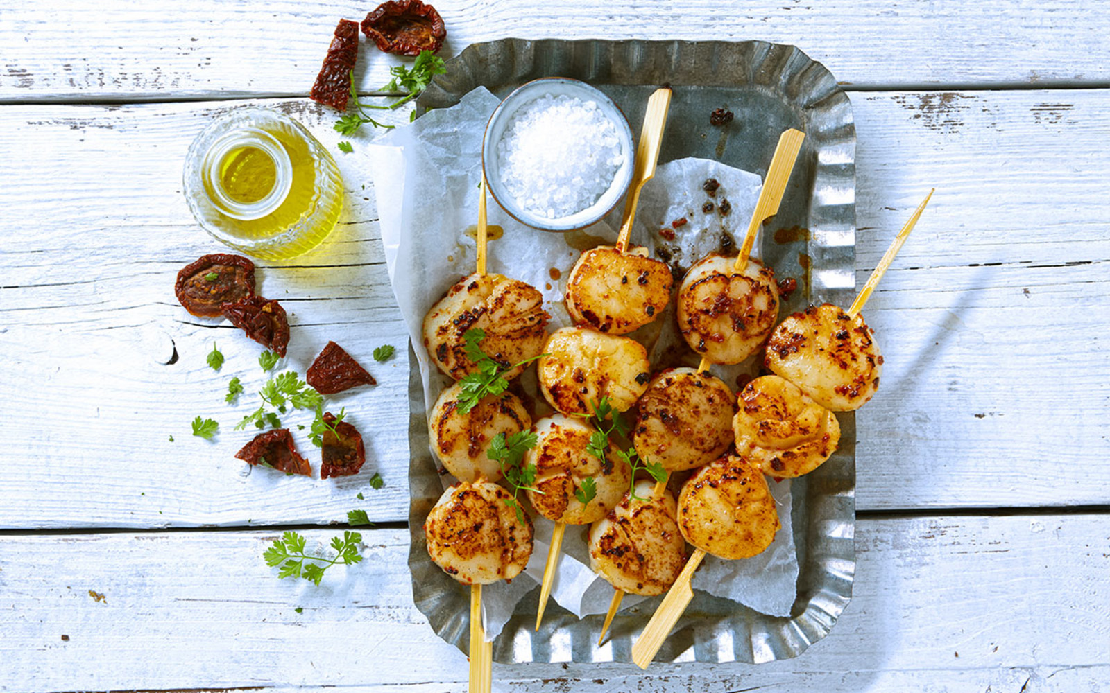 Gegrillte Jakobsmuscheln am Spieß