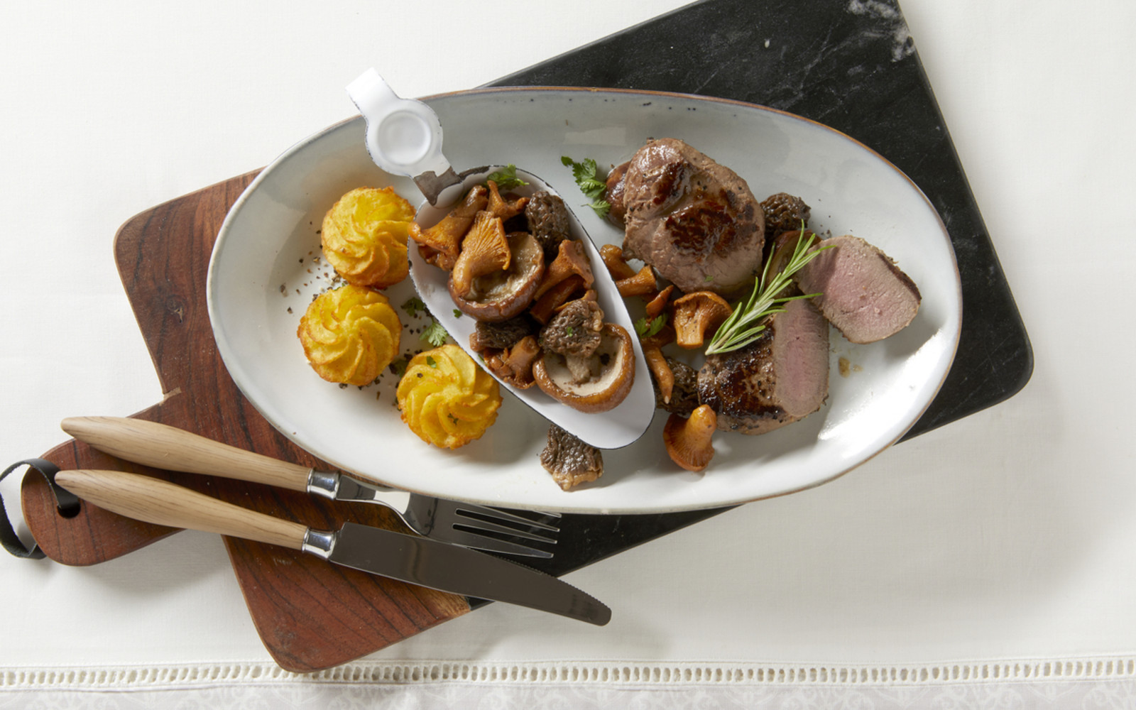 Zarte Rehmedaillons auf einem Bett von Gourmet Wildpilzen