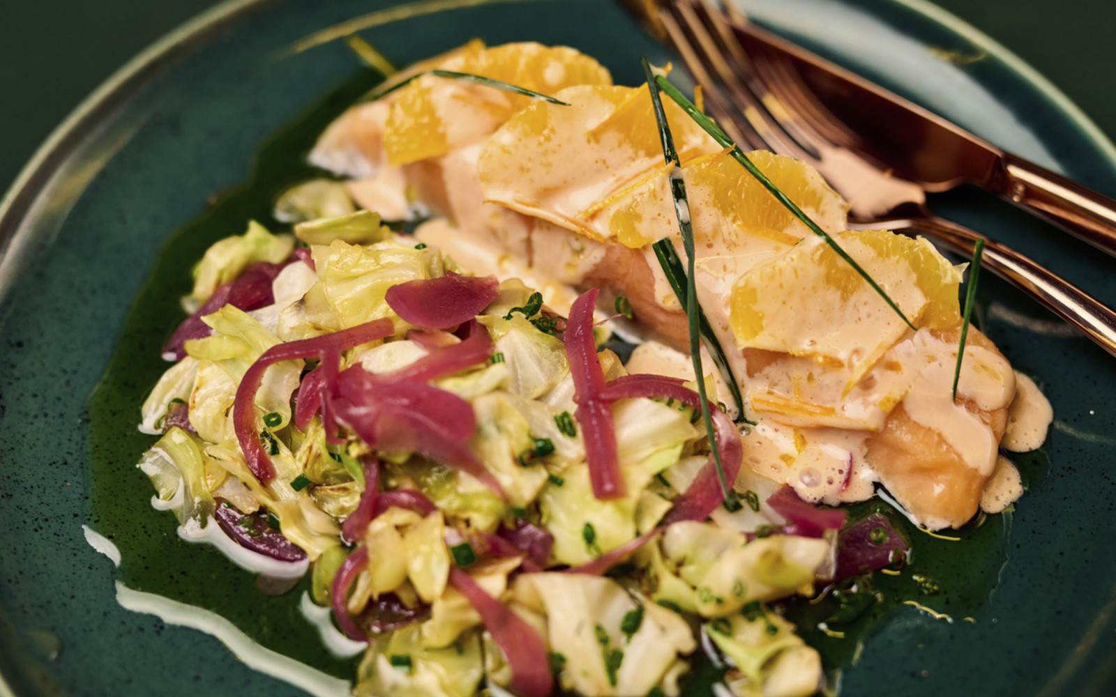 BIO-Lachs mit sautiertem Spitzkohl & Orangen-Weißwein-Sauce (Rezept von Johann Lafer)