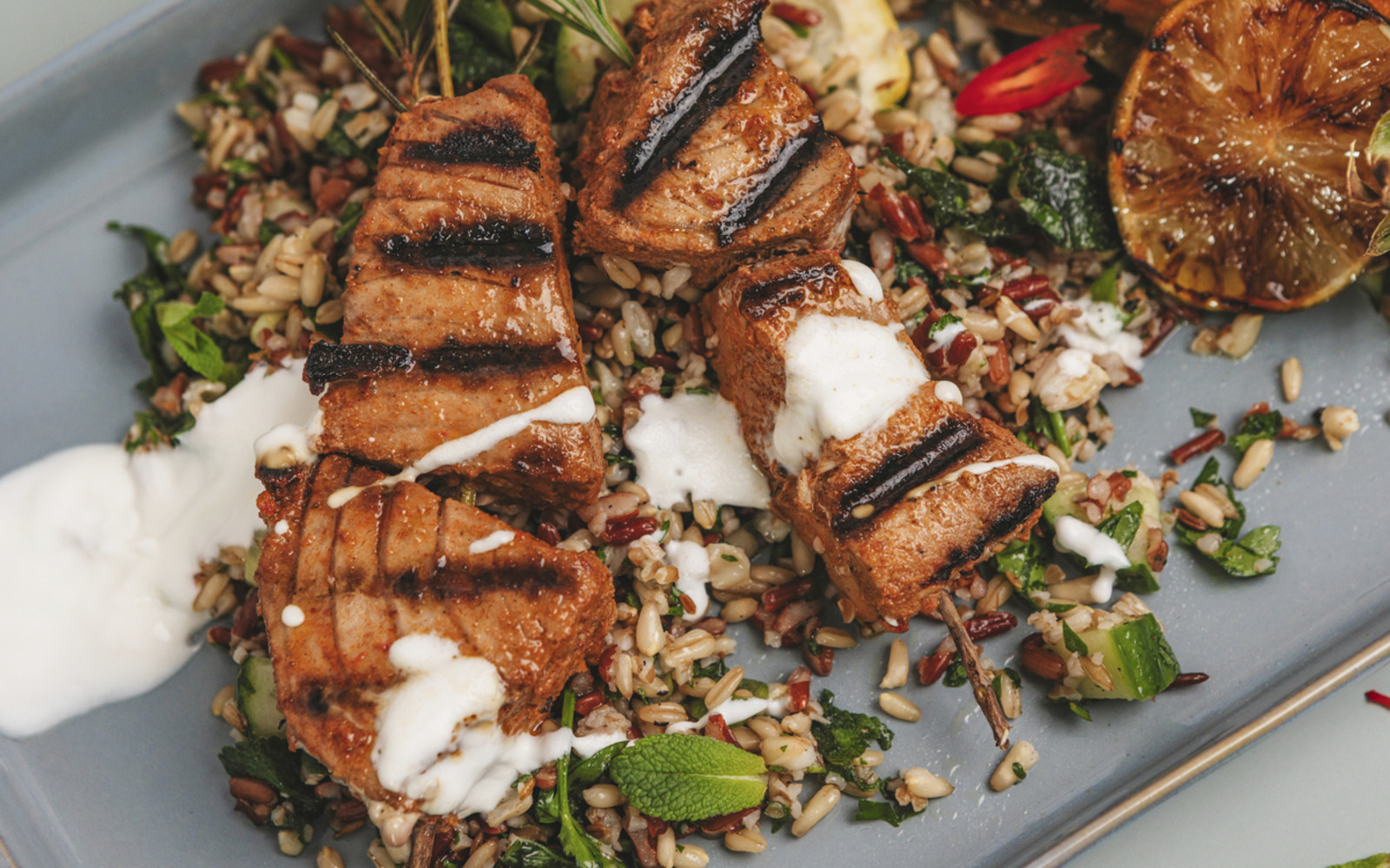 Thunfisch-Kebabs auf Rosmarinzweigen mit Kräuter-Taboulé und Joghurt