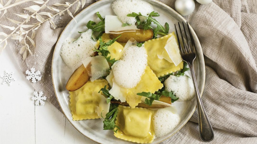 Gorgonzola-Birnen-Ravioli mit karamellisierten Birnen und Rieslingsauce