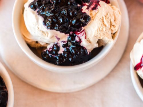 Eiscreme mit Beeren-Tonkabohnen-Sauce - Rezept