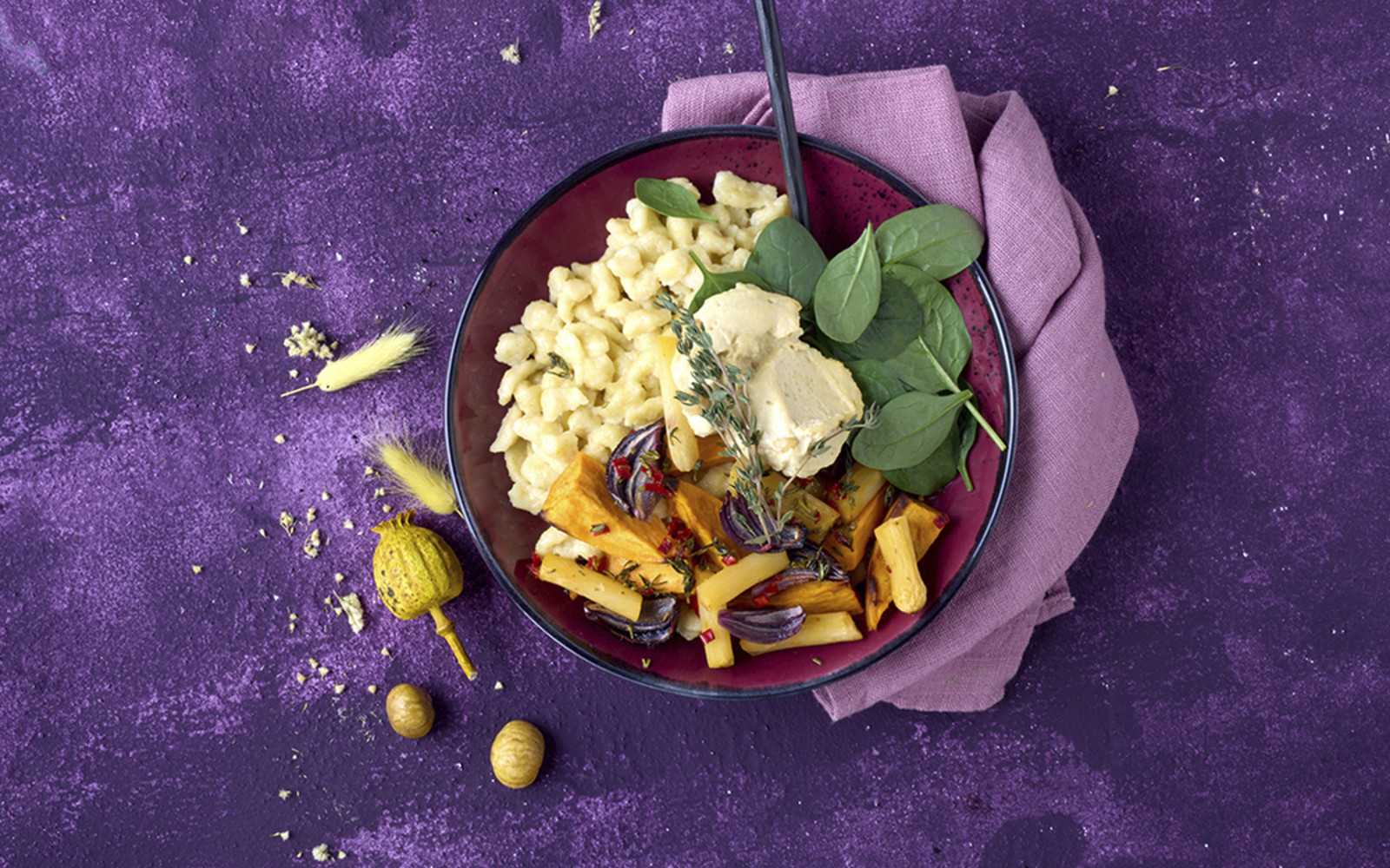 BIO Knöpfle Bowl mit Ofengemüse und Hummus