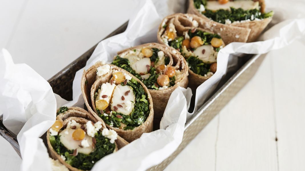 Hähnchen-Grünkohl Wrap mit würzigen Kichererbsen, Feta &amp; Leinsamen