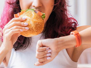 Üblicherweise isst man beim Intervallfasten nur in einem kleinen Zeitfenster, zum Beispiel 8 Stunden, in denen gegessen werden darf und 16 Stunden am Tag, in denen gefastet wird. Intervallfasten bedeutet, die Nahrungsaufnahme auf gewisse Zeitfenster zu beschränken.