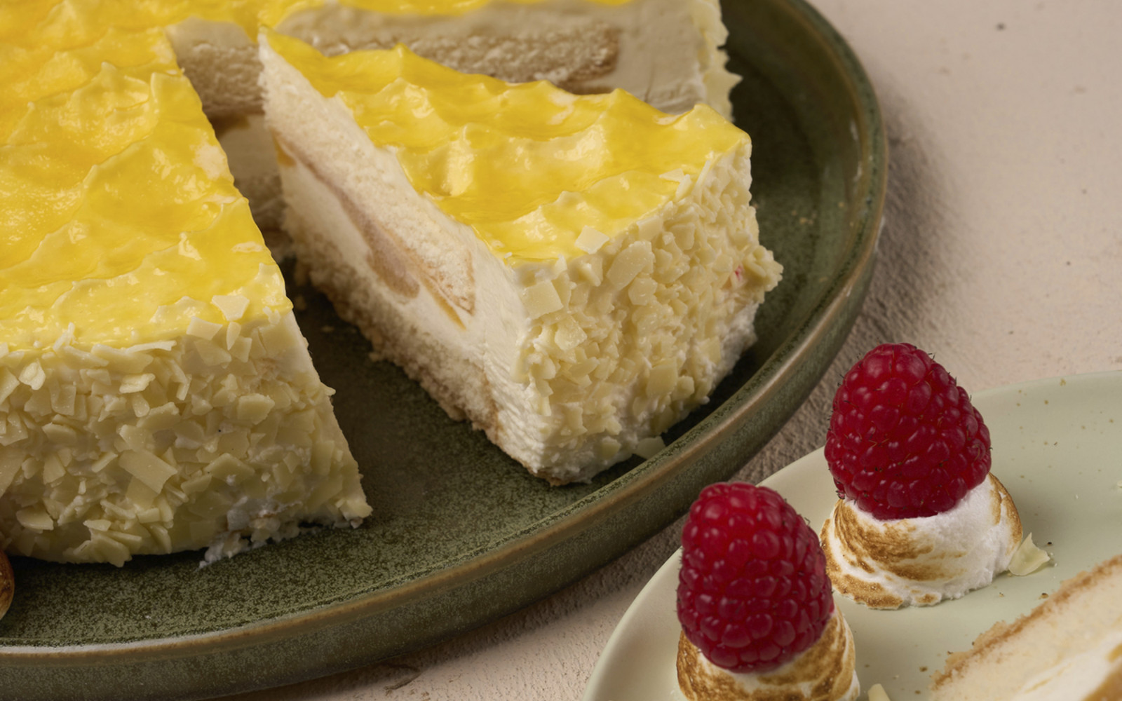 Panna-Cotta-Pfirsichtorte mit Baiser und Himbeeren