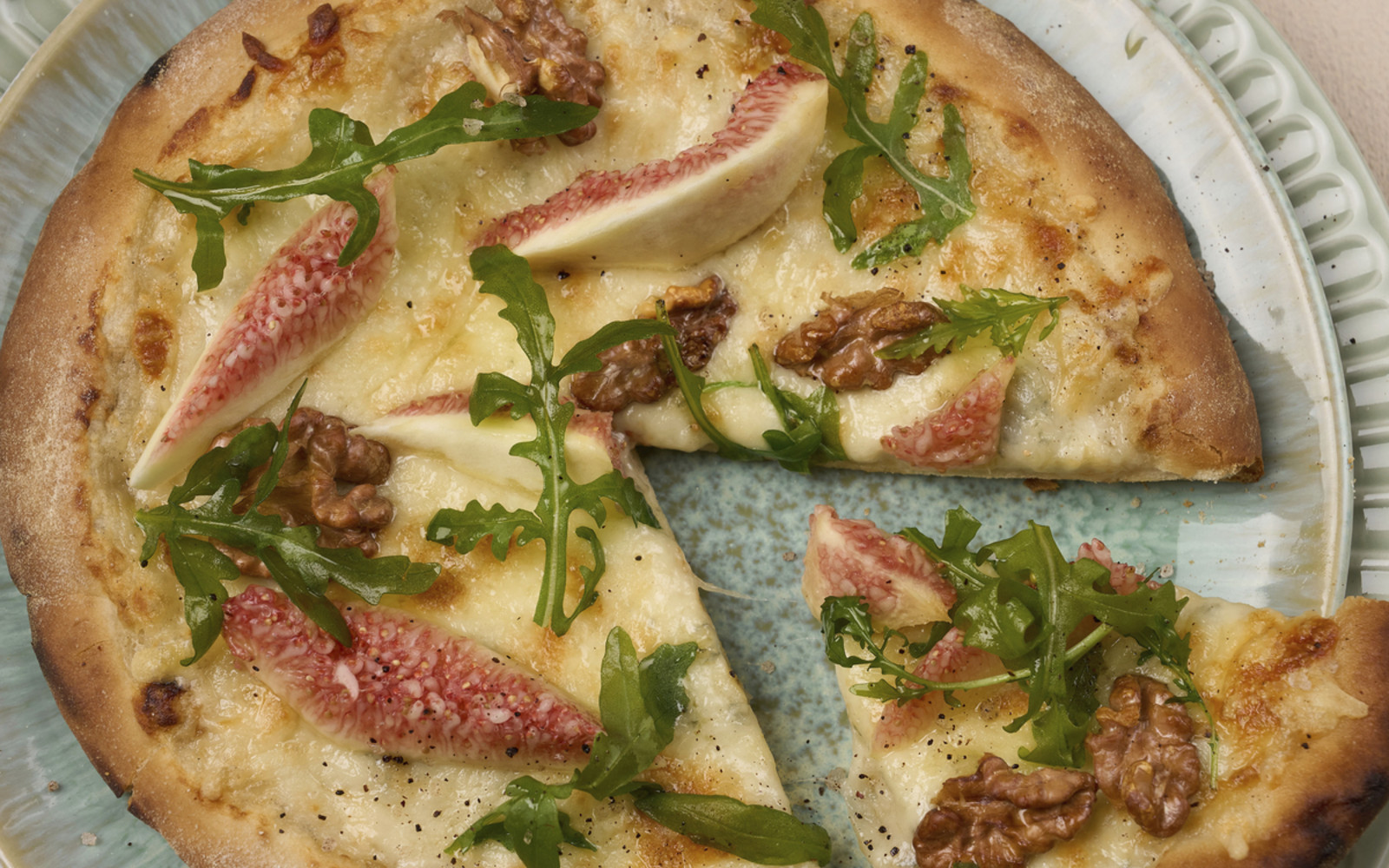 Mini Pizza 5 Käse mit Feigen, Rucola und gerösteten Walnüssen