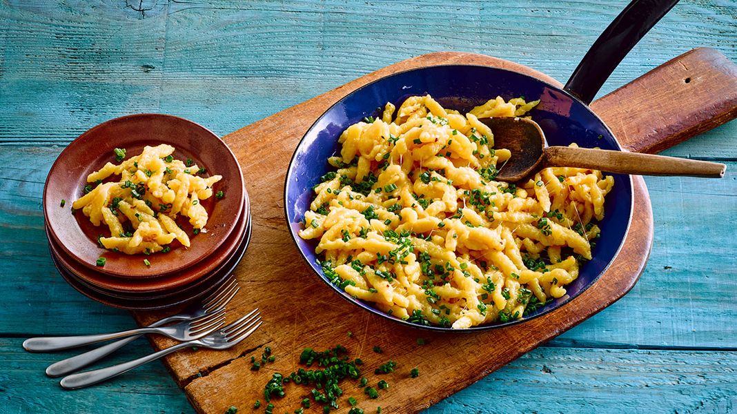 Käsespätzle mit Röstzwiebeln und Petersilie