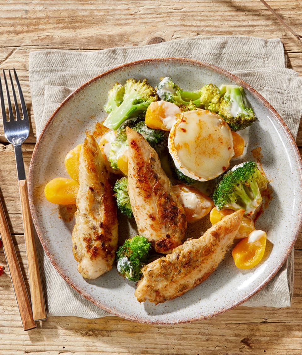 Knusprige Hähnchen-Innenfilets mit Broccoli-Aprikosen-Auflauf - Rezept