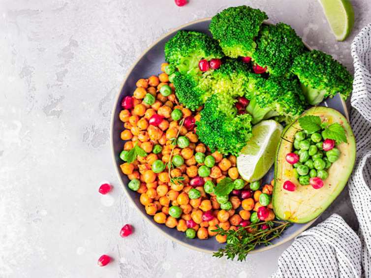 Ein Teller mit Gemüse ist ein gutes Gericht für eine basische Ernährung. Gemüsebowl für eine basische Ernährung.