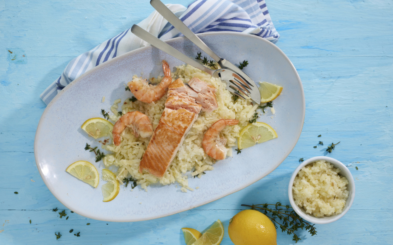 Zitronenrisotto mit Lachs und Garnelen