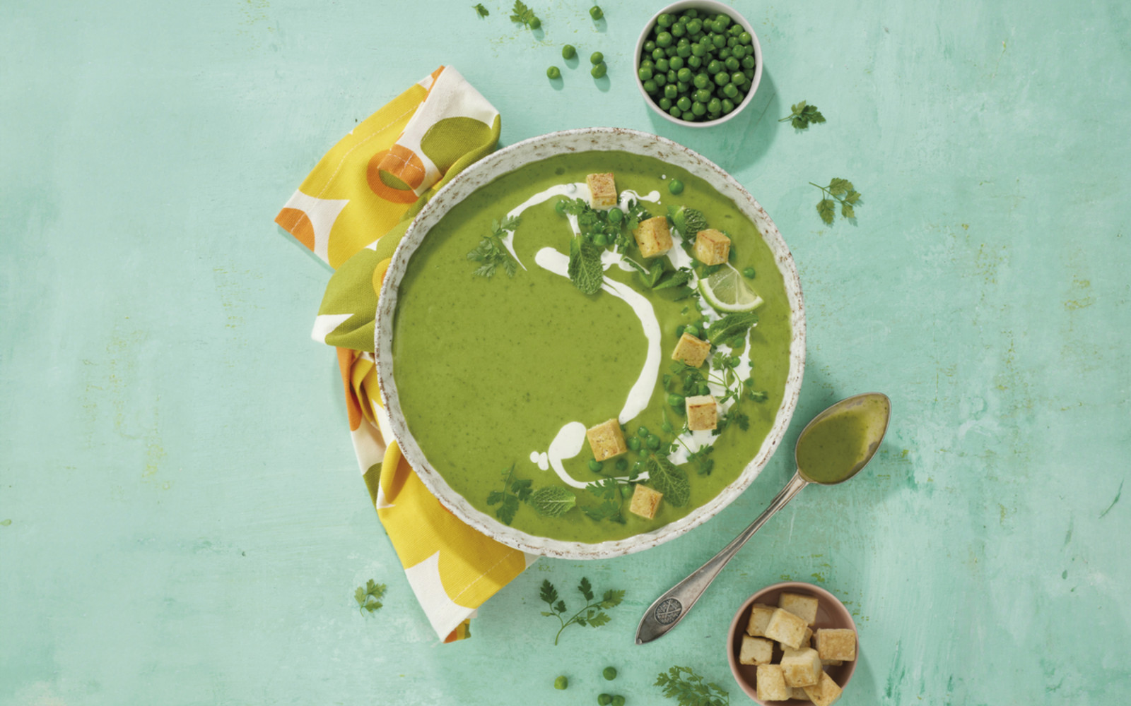 Vegane Erbsensuppe mit Tofu und Minze