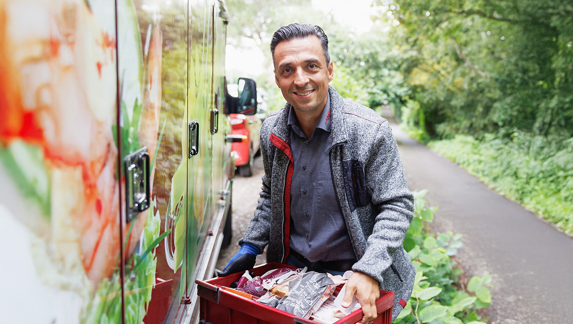 eismann Alexander Wagner vor seinem LKW
