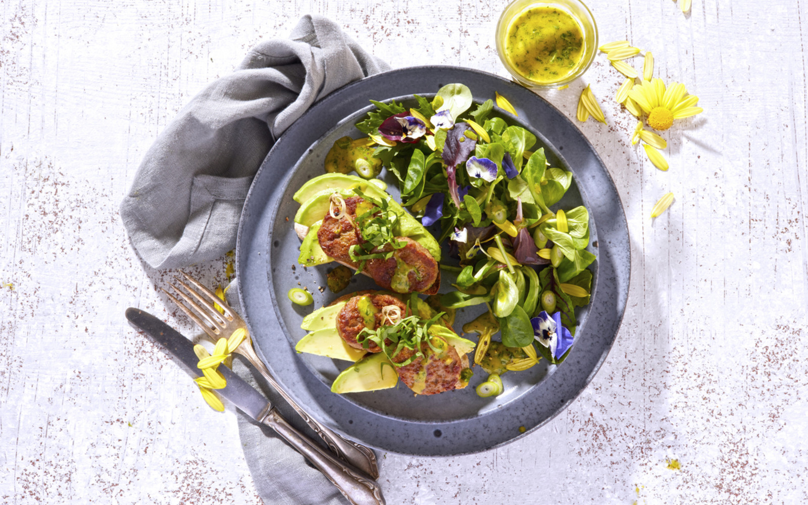 Avocado-Frikadellen-Sandwich mit Wildblumensalat