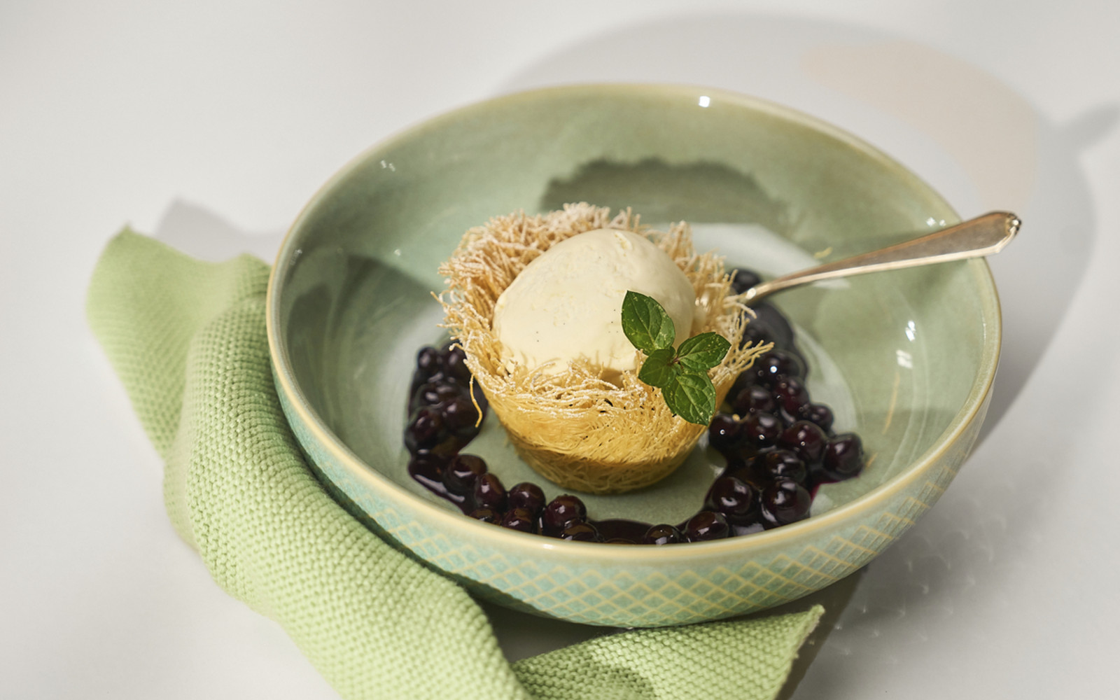 Vanilleeis im Kadayif-Nest und Heidelbeeren - Rezept von Johann Lafer