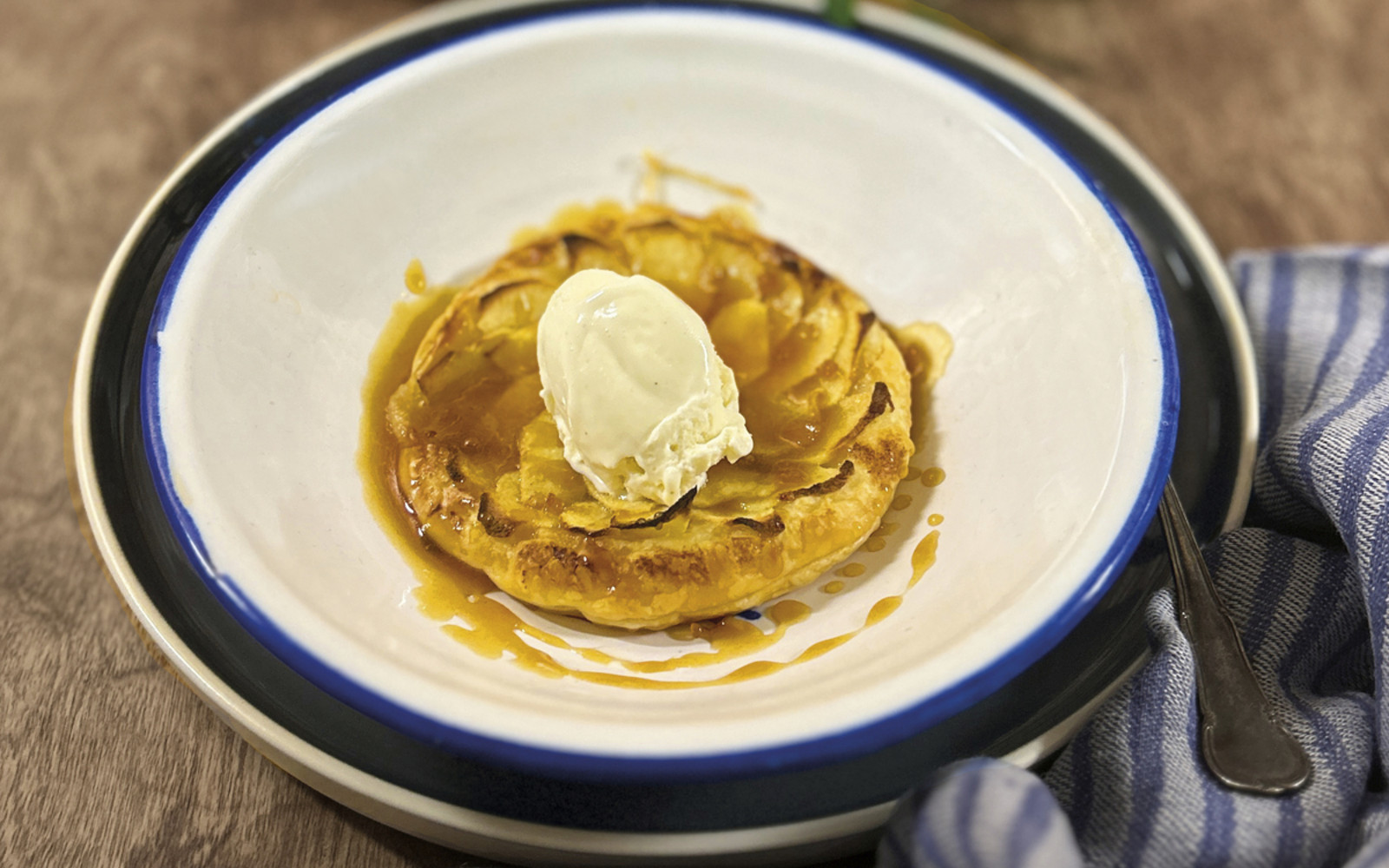 Apfel-Tartelettes mit Ingwer-Caramel und Bio-Vanilleeis