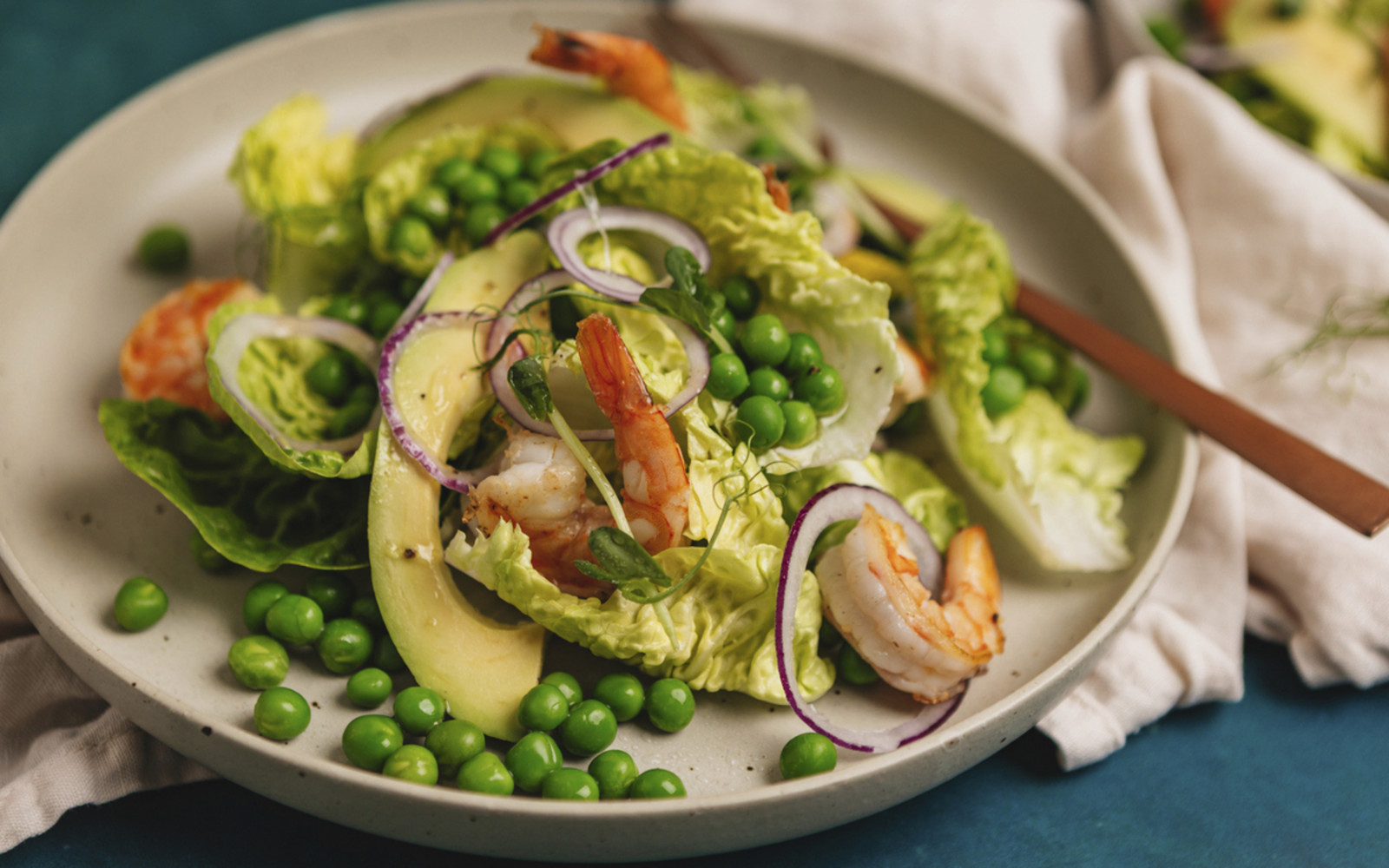 Sommerlicher Salat mit Erbsen, Avocado und Garnelen