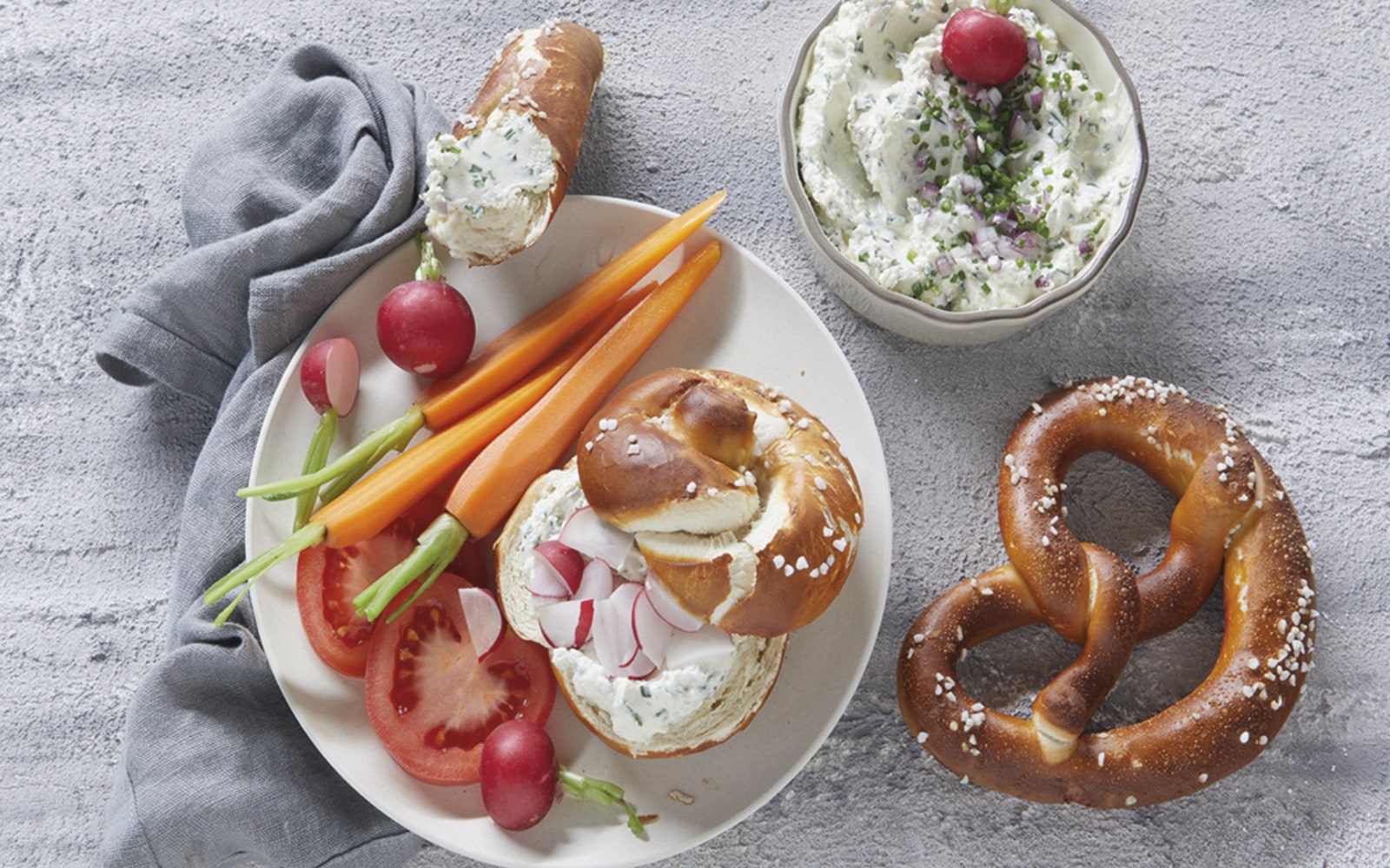 Frischkäse-Kräutercreme mit Laugengebäck