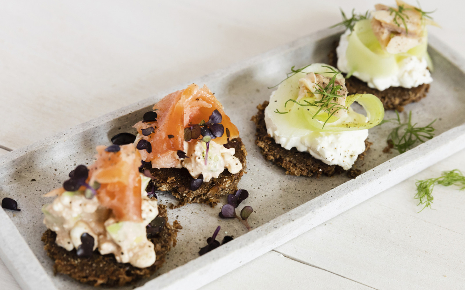 Zweierlei Pumpernickel-Rauchfisch-Schnittchen