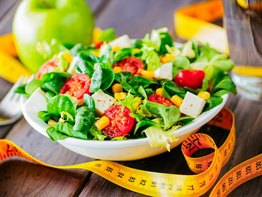 Für gesundes Abnehmen eignet sich ein frischer vitaminreicher Salat besonders gut. Eine Schale mit knackigem Salat - genau das richtige, um gesund abzunehmen.