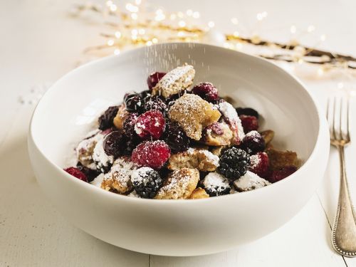Dinkel-Nuss-Kaiserschmarrn mit Beerenröster - Rezept