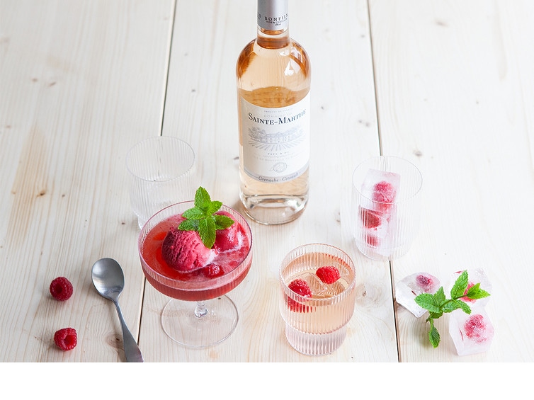 Französisch genießen mit Rosé und Himbeeren