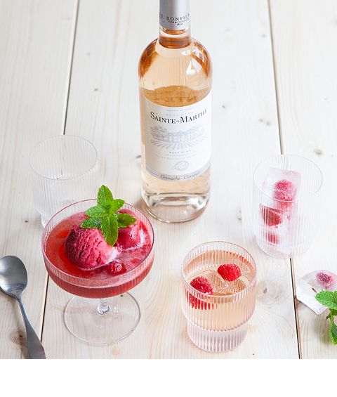 Französisch genießen mit Rosé und Himbeeren