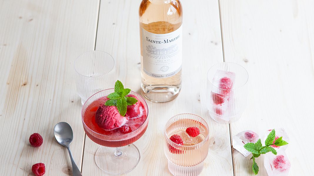 Französisch genießen mit Rosé und Himbeeren