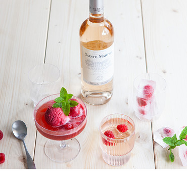 Französisch genießen mit Rosé und Himbeeren