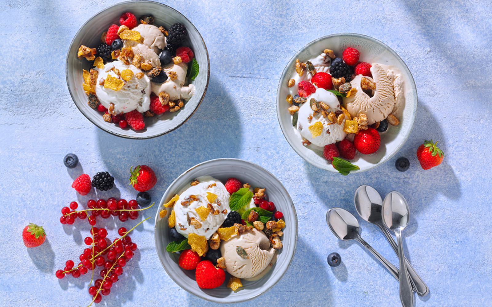 Eisbecher mit Knusper-Frucht-Topping
