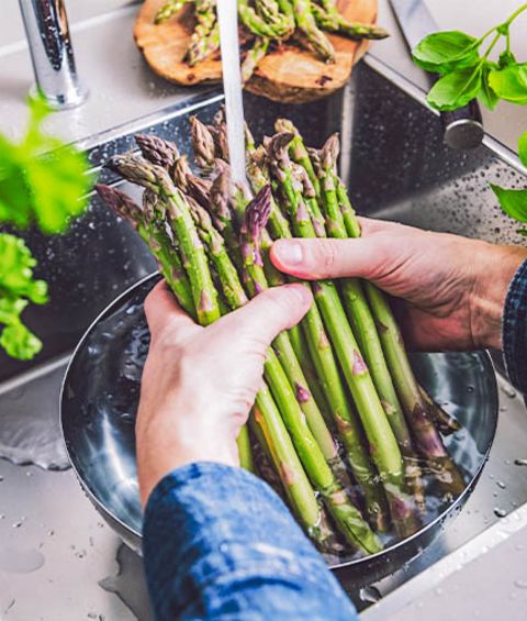 Grünen Spargel zubereiten: Braten, kochen oder im Ofen garen?