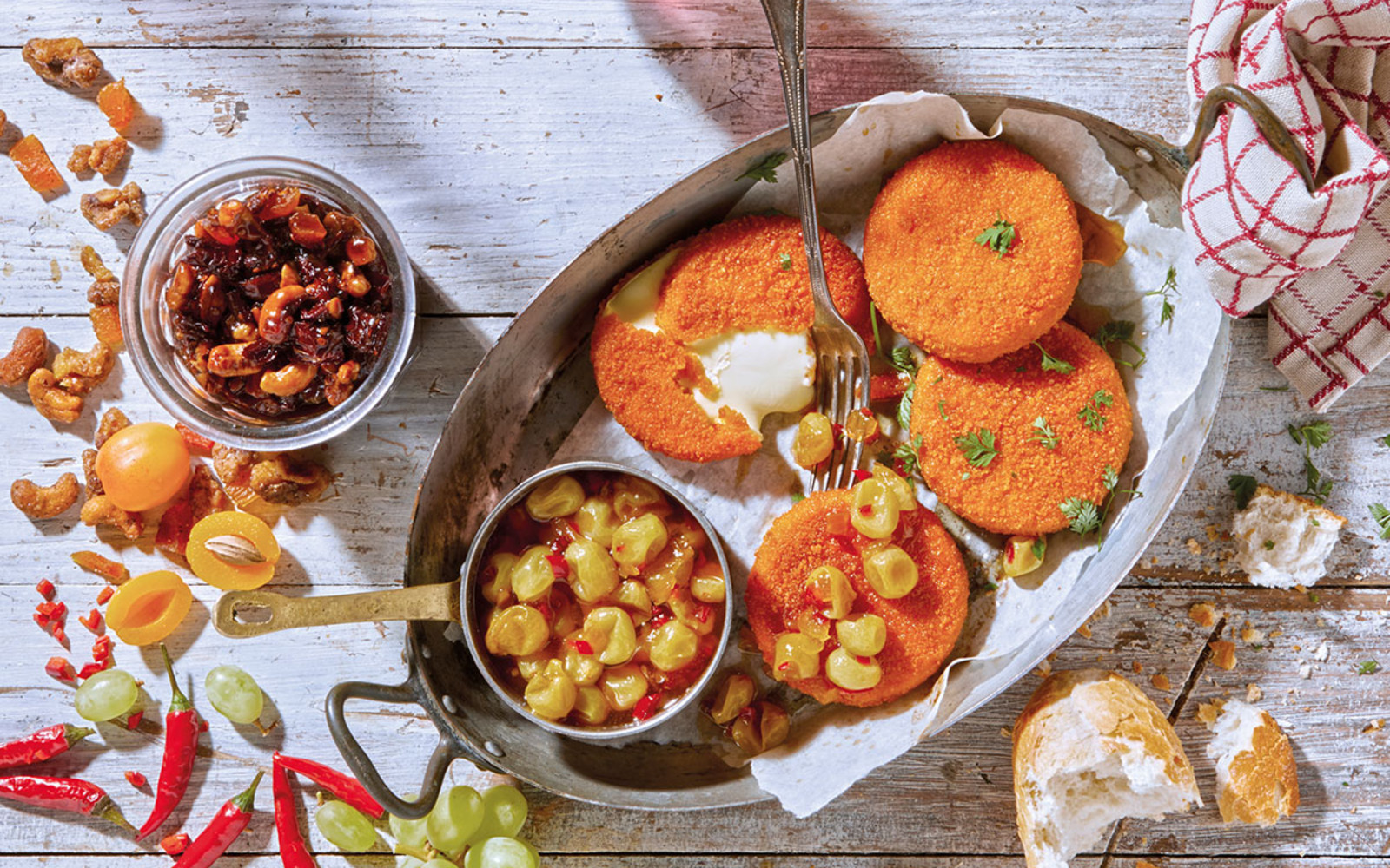 Camembert mit Trauben- und Tomaten-Aprikosen-Nuss Chutney