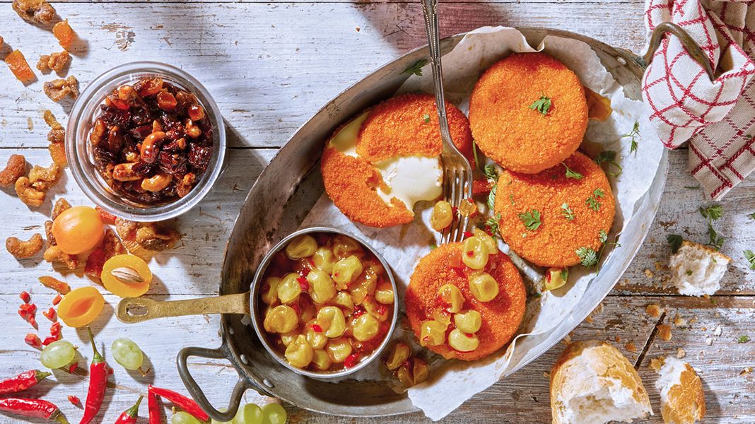 Camembert mit Trauben- und Tomaten-Aprikosen-Nuss Chutney