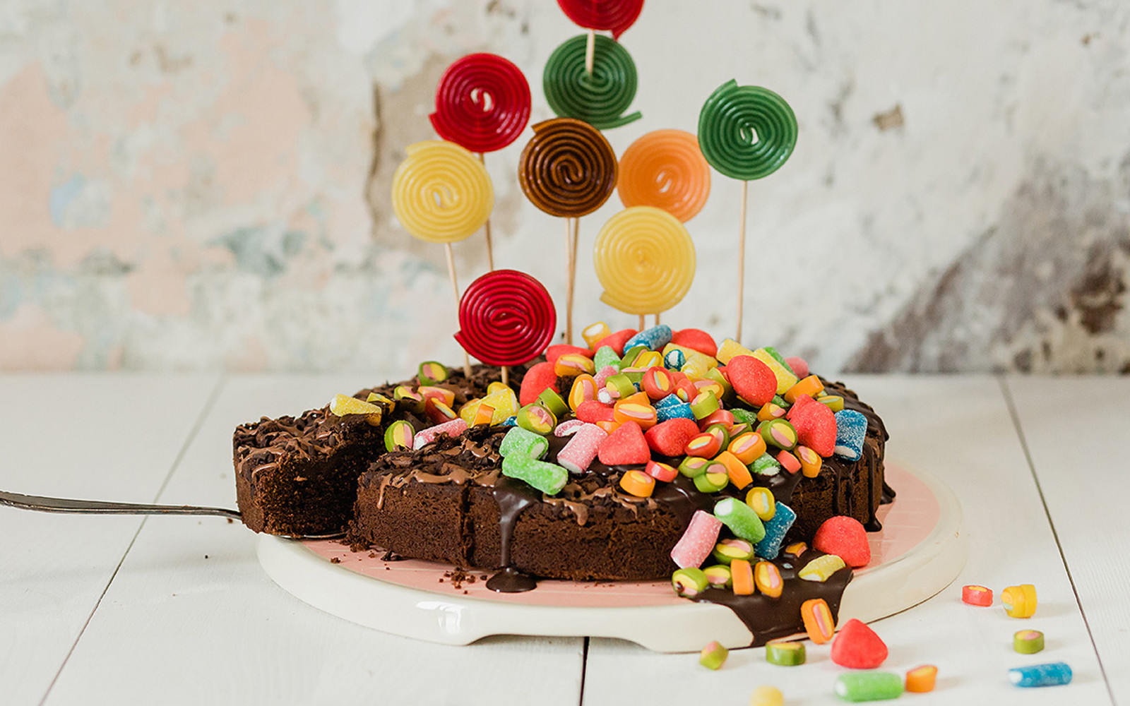 Schokokuchen mit bunten Gummischnecken