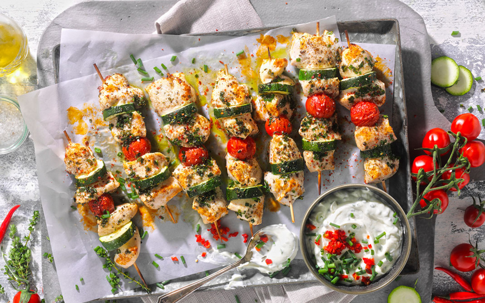 Hähnchen-Spieße mit Chili-Schnittlauch-Dip