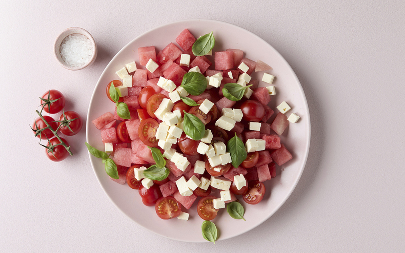 Sommersalat mit Wassermelone, Tomate und Feta