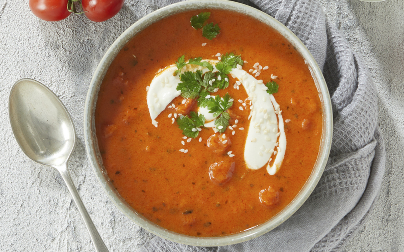 Tomatensuppe mit Tahini-Sauerrahm